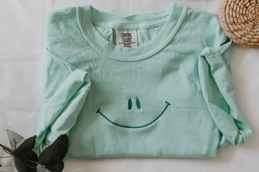 monochrome embroidered smiley tee